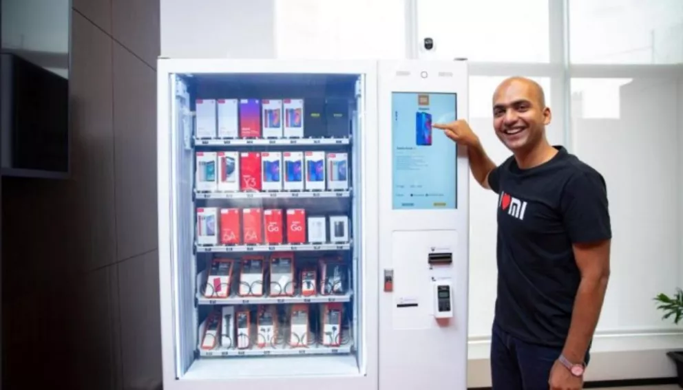 Crearon una máquina expendedora que vende celulares y accesorios