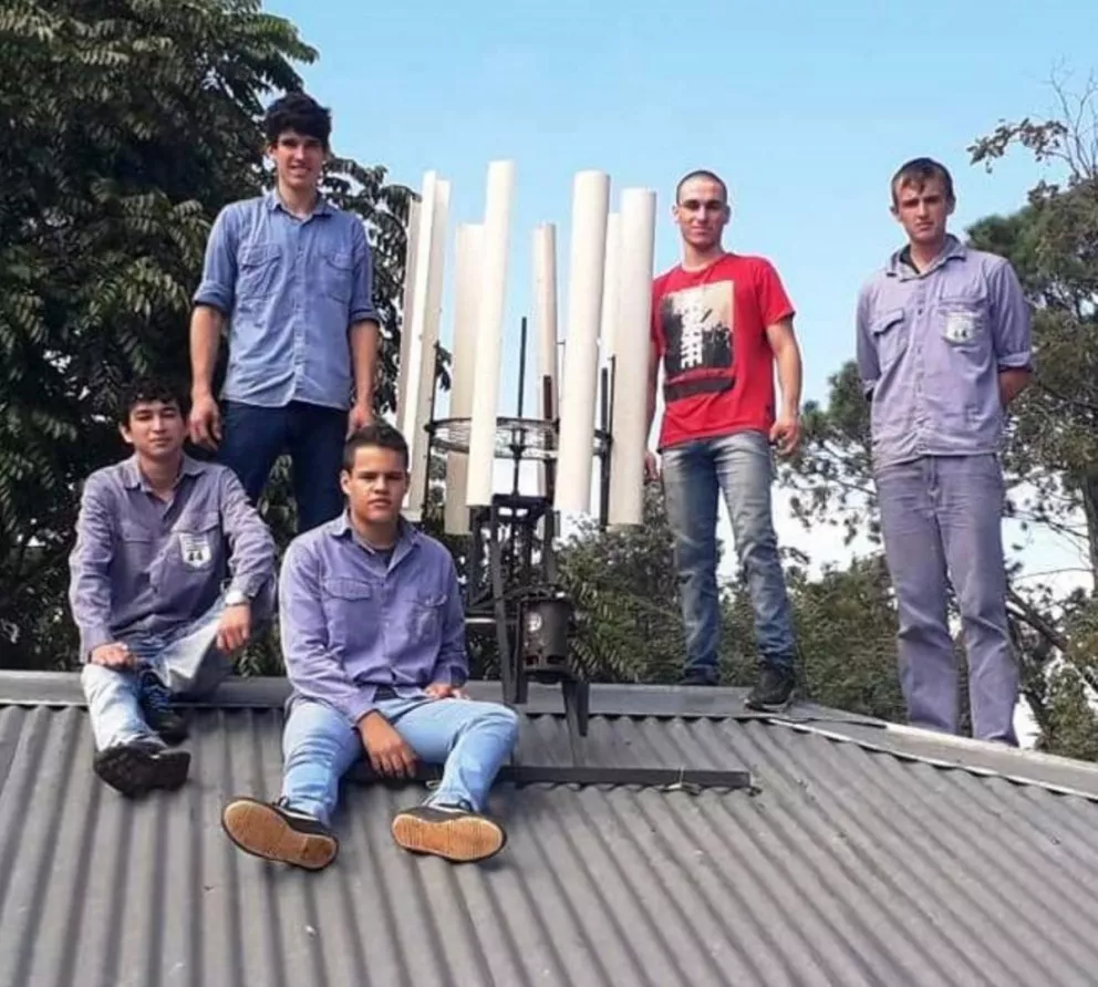 Estudiantes de la Epet 44 trabajan en el perfeccionamiento de un generador eólico