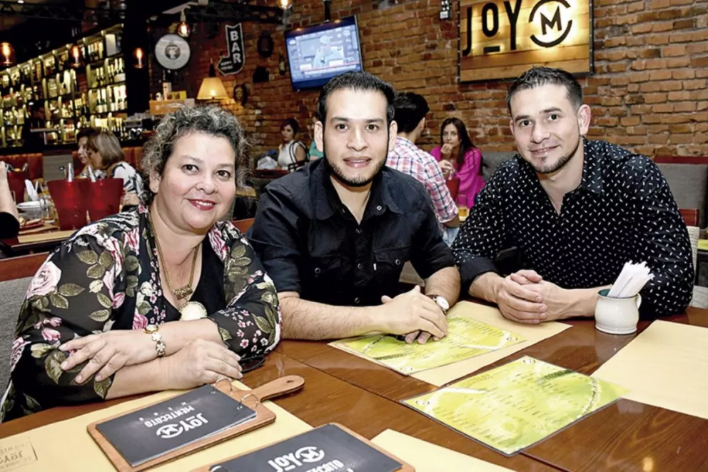 Laura Patricia Caraballo (festejando su cumple), junto  a Cristian y Matías Castillo.