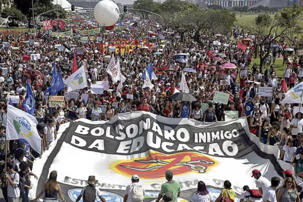 Miles de estudiantes protestaron contra los recortes de Bolsonaro 