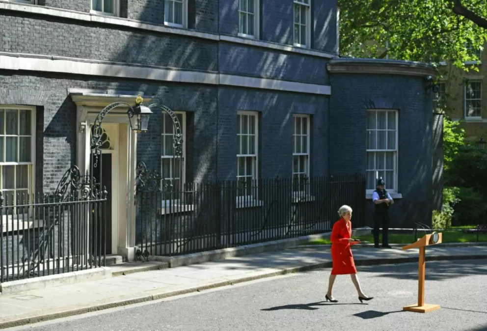 Theresa May camina rumbo al atril desde donde anunció su decisión de dejar el gobierno