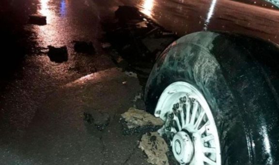 Se despistó un avión de Austral en Resistencia y quedó enterrado en "un bache" Se despistó un avión de Austral en Resistencia y quedó enterrado en "un bache"