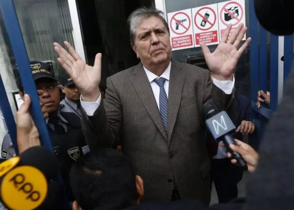 El expresidente peruano Alan García se pegó un disparo cuando fueron a detenerlo