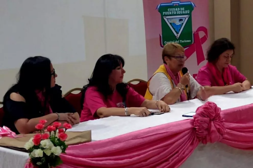 Brindan charlas de concientización sobre el cáncer de mama en Iguazú