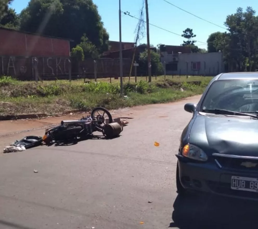 Posadas: Choque entre auto y moto dejó dos heridos