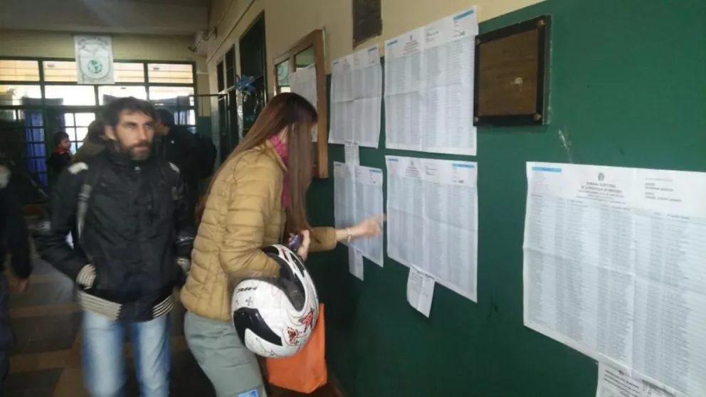 Electores de Iguazú revisan los padrones para saber en donde les toca votar