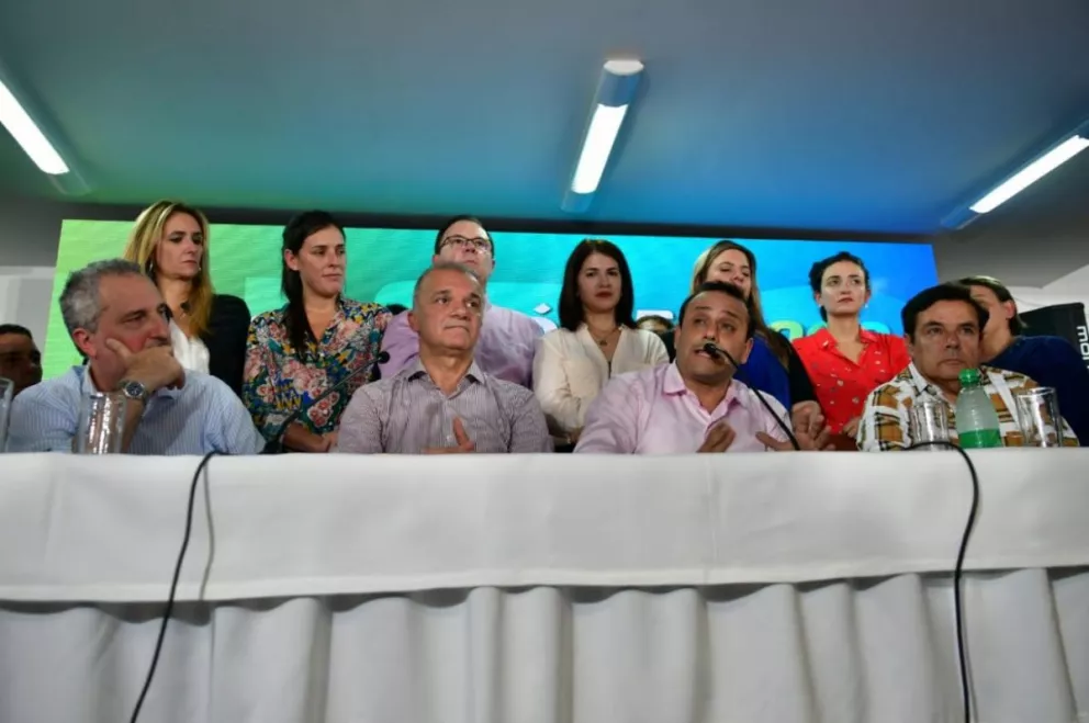 Al cierre de la jornada electoral, la cúpula del Frente Renovador realizó una conferencia de prensa