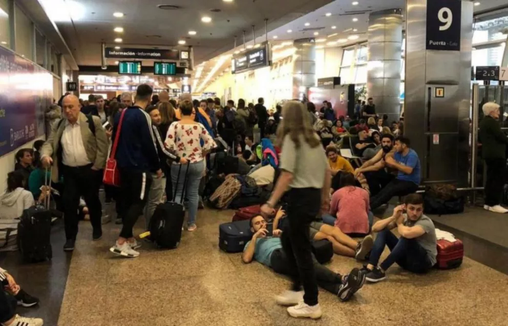Colapsaron los aeropuertos por la tormenta en Buenos Aires