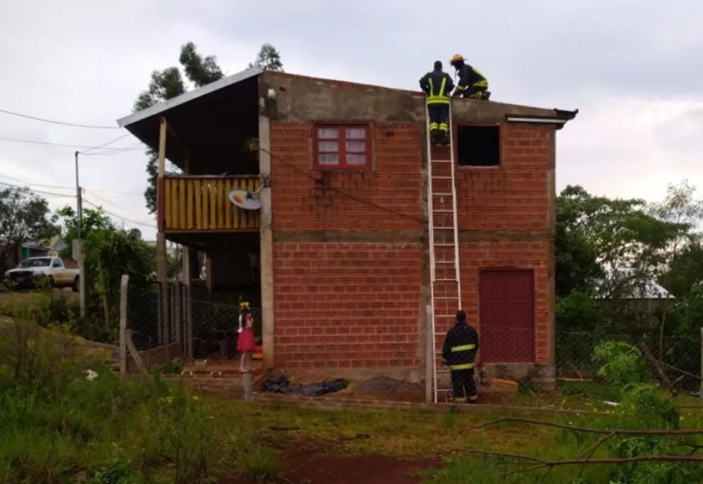 Vecinos de San Vicente reconstruyen sus casas