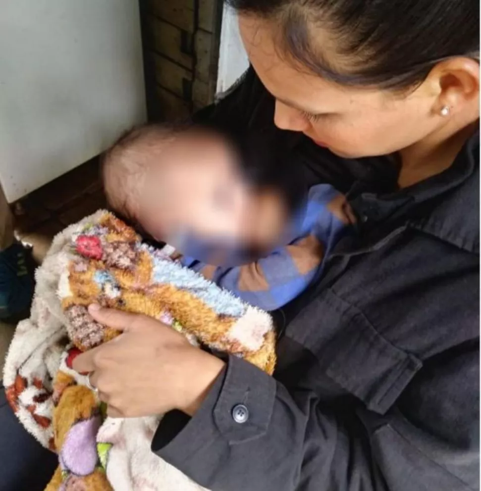 Policía amamantó a bebé que fue abandonado por su mamá en casa de su abuelo