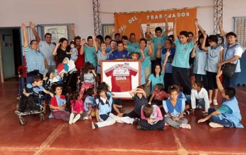 Iguazú: Sortean una camiseta de River y una de Boca autografiada para ayudar a sus alumnos