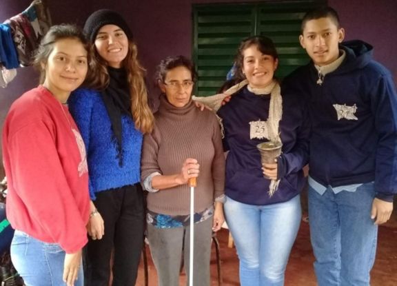 Estudiantes de la Epet 25 crearon bastón con sensores que le cambió la vida a un vecino Estudiantes de la Epet 25 crearon bastón con sensores que le cambió la vida a un vecino
