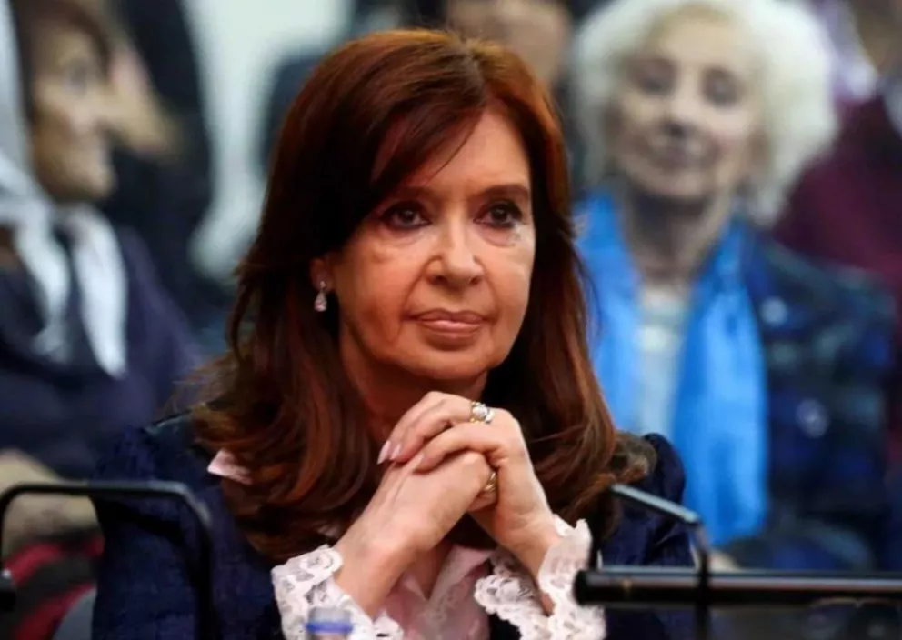 Ordenan por decreto que Cristina Kirchner elija una de las dos pensiones por las que reclama