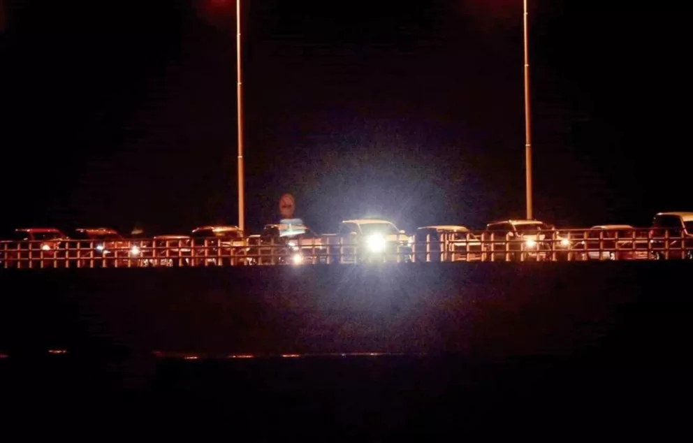 La espera se prolongó por horas y anoche había decenas de autos sobre el viaducto.
