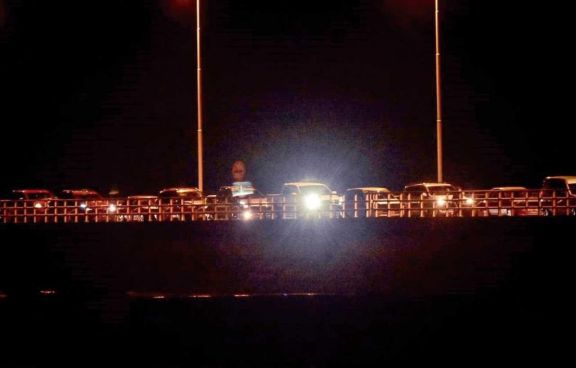 La espera se prolongó por horas y anoche había decenas de autos sobre el viaducto. La espera se prolongó por horas y anoche había decenas de autos sobre el viaducto.