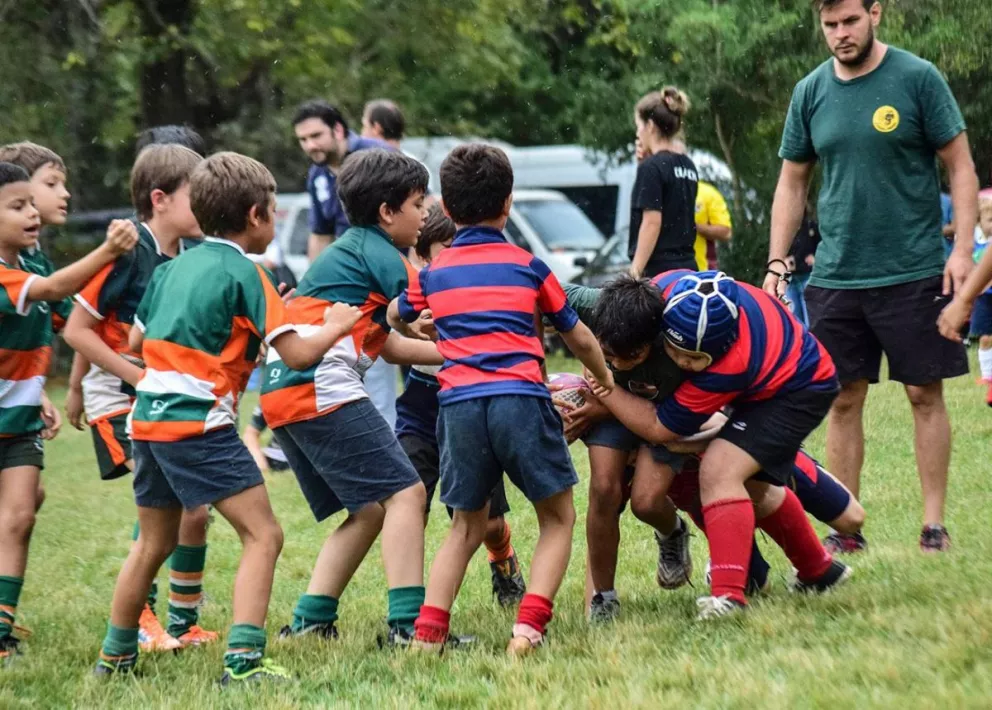 El rugby y el básquet comparten el mismo método de enseñanza en los primeros años. Se realizan encuentros, no torneos, y se transmiten valores como el respeto
