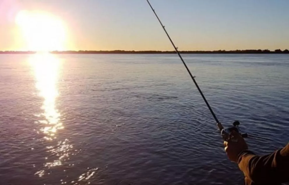 La práctica de la pesca es una tradición en el río Paraná