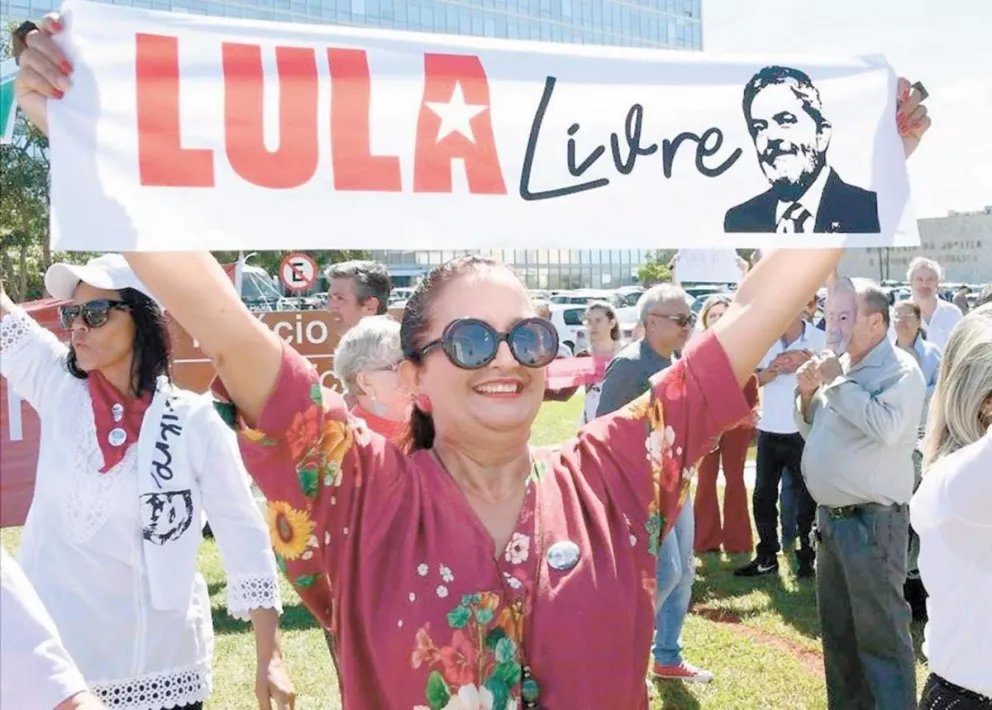 Seguidores de Lula reclaman que el ex mandatario obtenga la libertad.