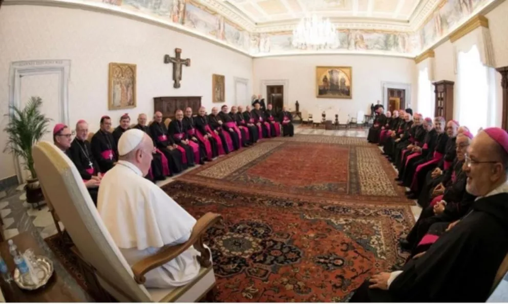 El Papa firmó orden que obliga a miembros de la Iglesia a denunciar abusos sexuales