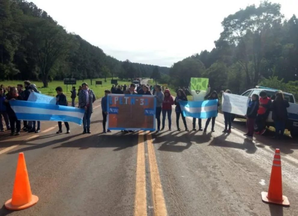Padres, docentes y alumnos cortan la ruta 12 en Puerto Libertad
