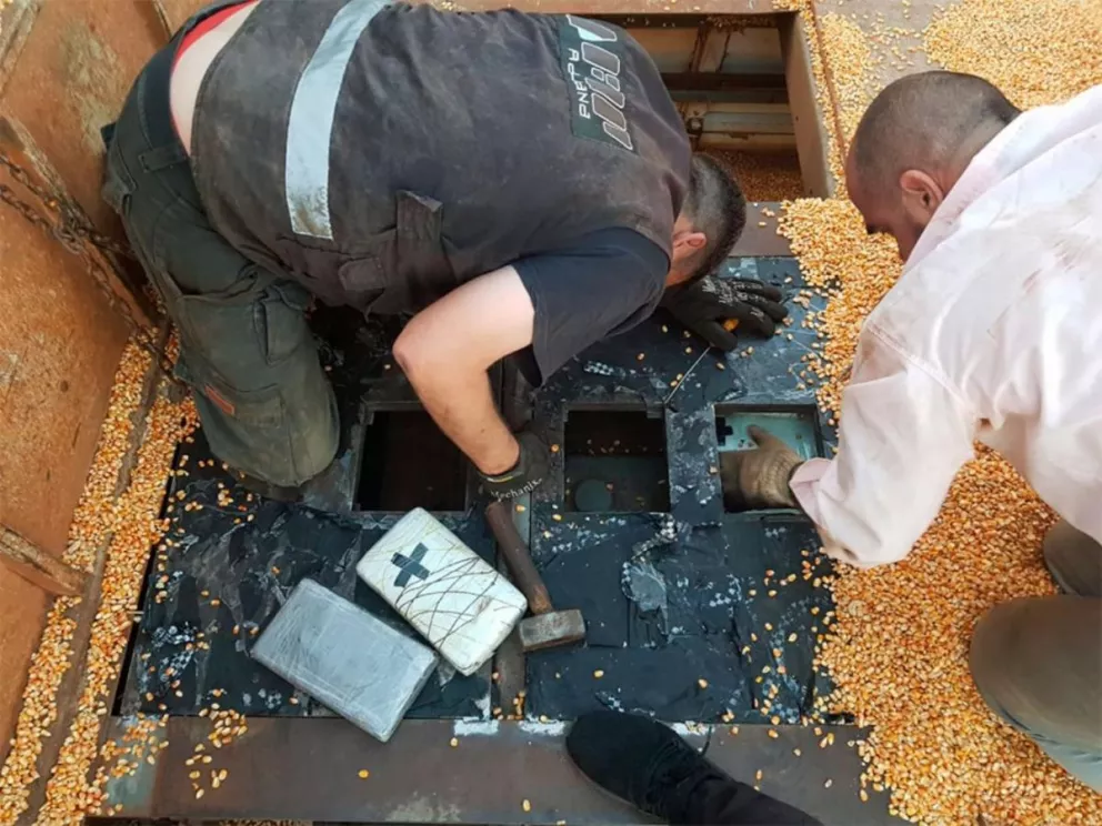 Hallaron otra carga de cocaína oculta entre maíz que entró al país por Posadas