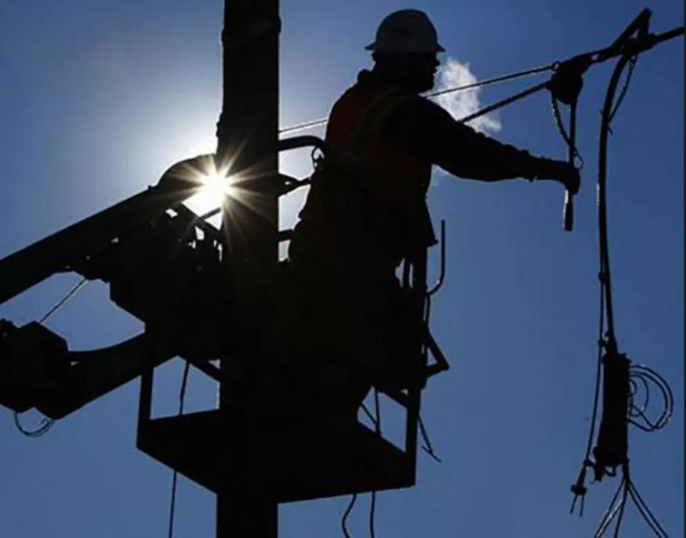 Trabajan para restablecer el servicio de energía eléctrica en localidades de Misiones