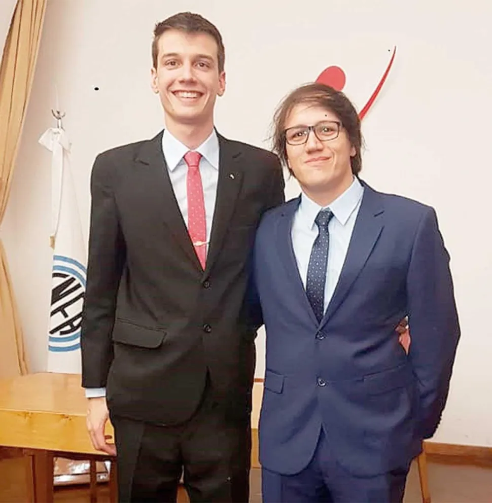 Norberto Schmidt y Jonathan Ayala culminaron sus estudios en el Instituto Balseiro de Bariloche en la promoción 40