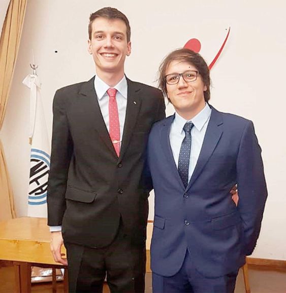 Norberto Schmidt y Jonathan Ayala culminaron sus estudios en el Instituto Balseiro de Bariloche en la promoción 40 Norberto Schmidt y Jonathan Ayala culminaron sus estudios en el Instituto Balseiro de Bariloche en la promoción 40