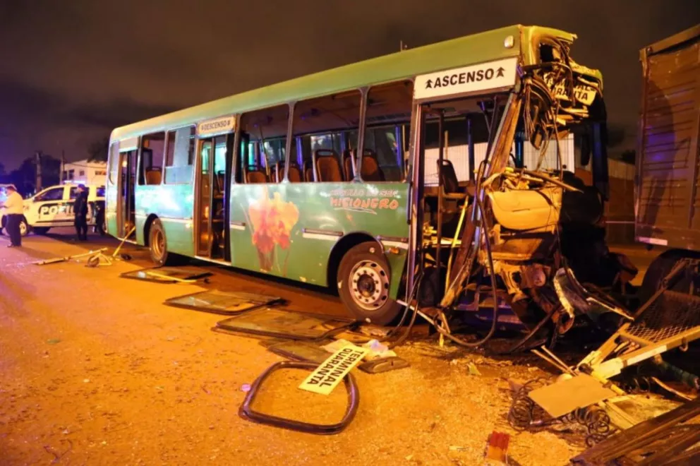 Al menos 15 heridos, 3 graves, dejó el choque entre un colectivo de pasajeros y un camión del Ejército en Posadas