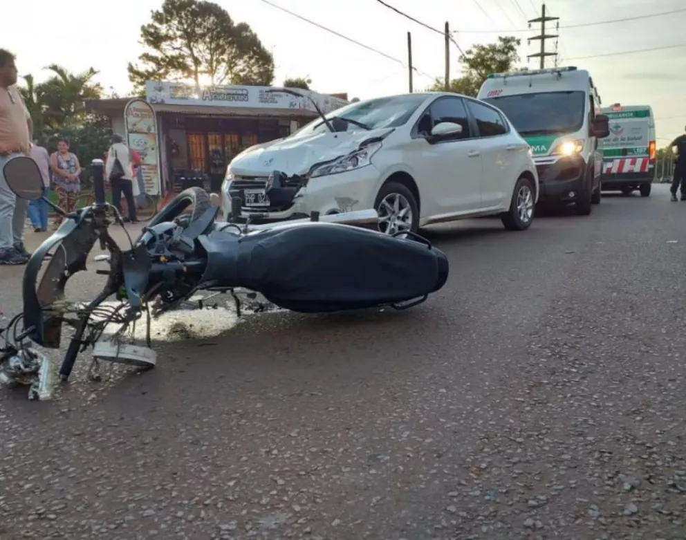Choque entre moto y auto dejó a dos lesionados en Posadas