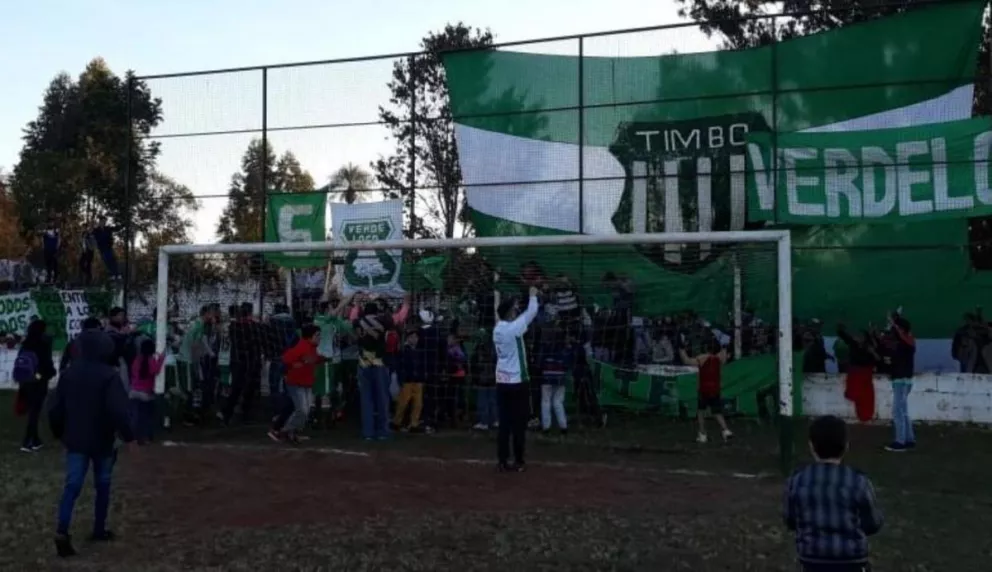 Los jugadores de Timbó festejan frente a su hinchada, luego de conseguir un nuevo título
