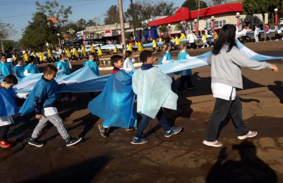 Alumnos de la Escuela 740 de El Soberbio portaron una bandera de 100 metros de largo
