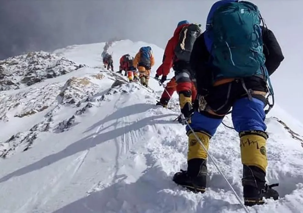 Drama en el Everest: ya son diez los muertos y un argentino debió ser rescatado