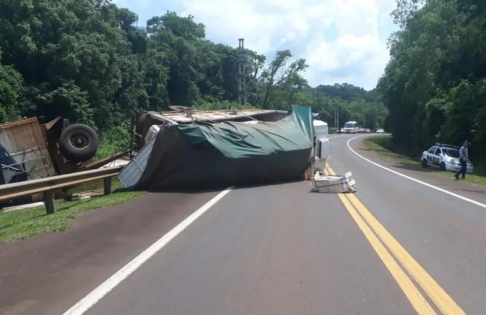 Capioví: volcó un camión con carga de tirantes de pino