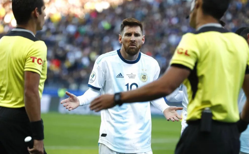 Lionel Messi le hace gestos al árbitro, luego de ser expulsado en el partido ante Chile