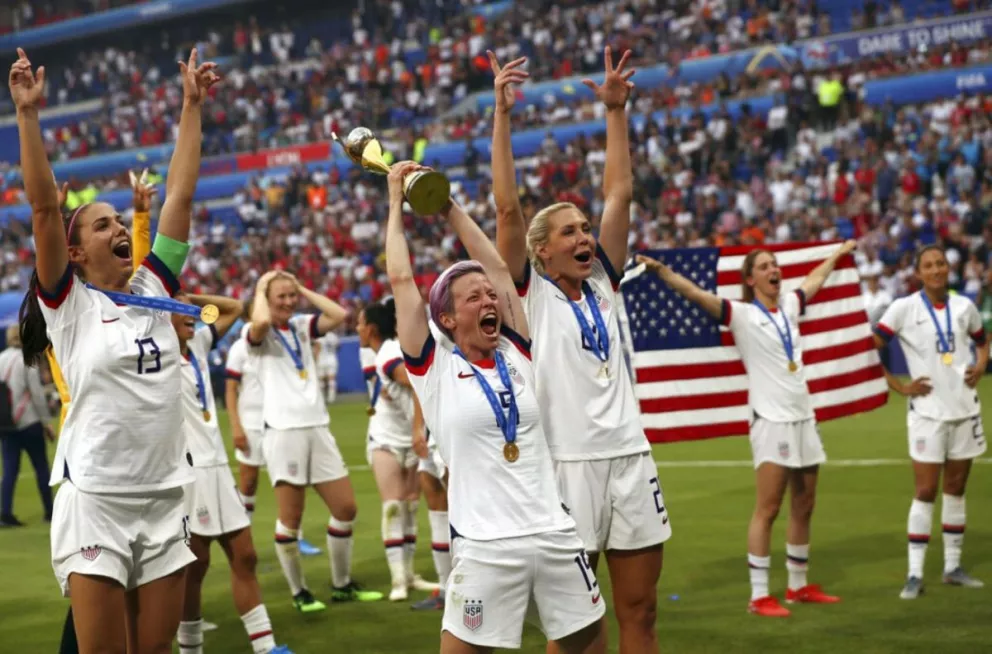 Las chicas de los Estados Unidos festejan el triunfo obtenido en Lyon, donde se jugó la final del mundial