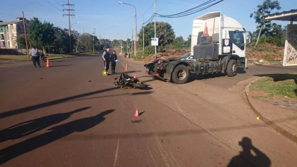 Choque entre camión y moto, dejó un motociclista internado en el Madariaga