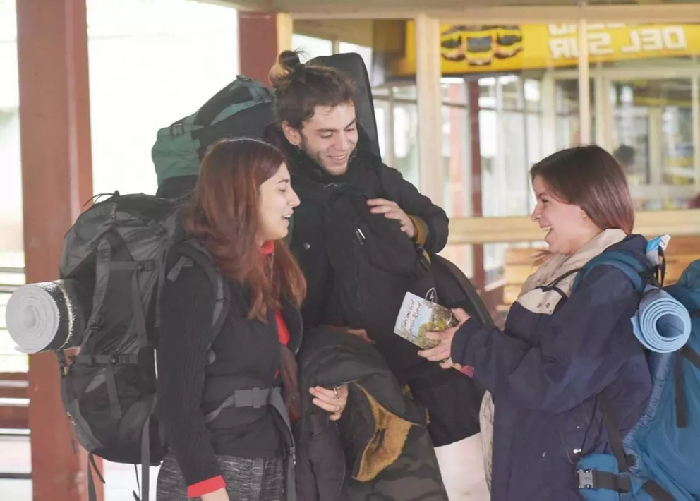 Con el equipaje a cuestas, tres amigos se preparan para recorrer Misiones por primera vez.