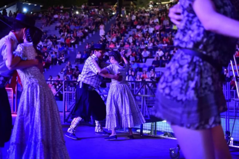A pura música, bailes y homenajes avanza la segunda noche del Festival del Litoral