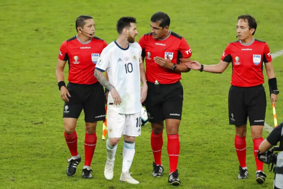Messi discutió varias veces, durante el partido, las decisiones del polémico árbitro.
