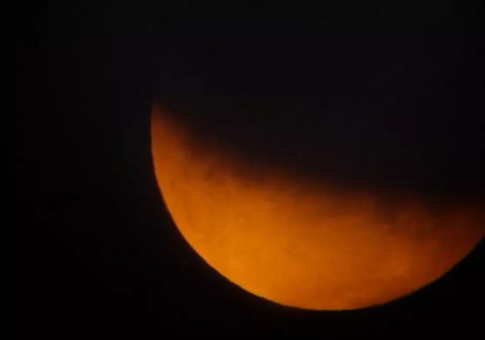 Así el eclipse lunar se aprecia en Posadas