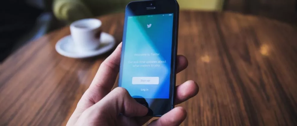 En Twitter el joven compartía noticias falsas promoviendo su viralización, según entienden los investigadores