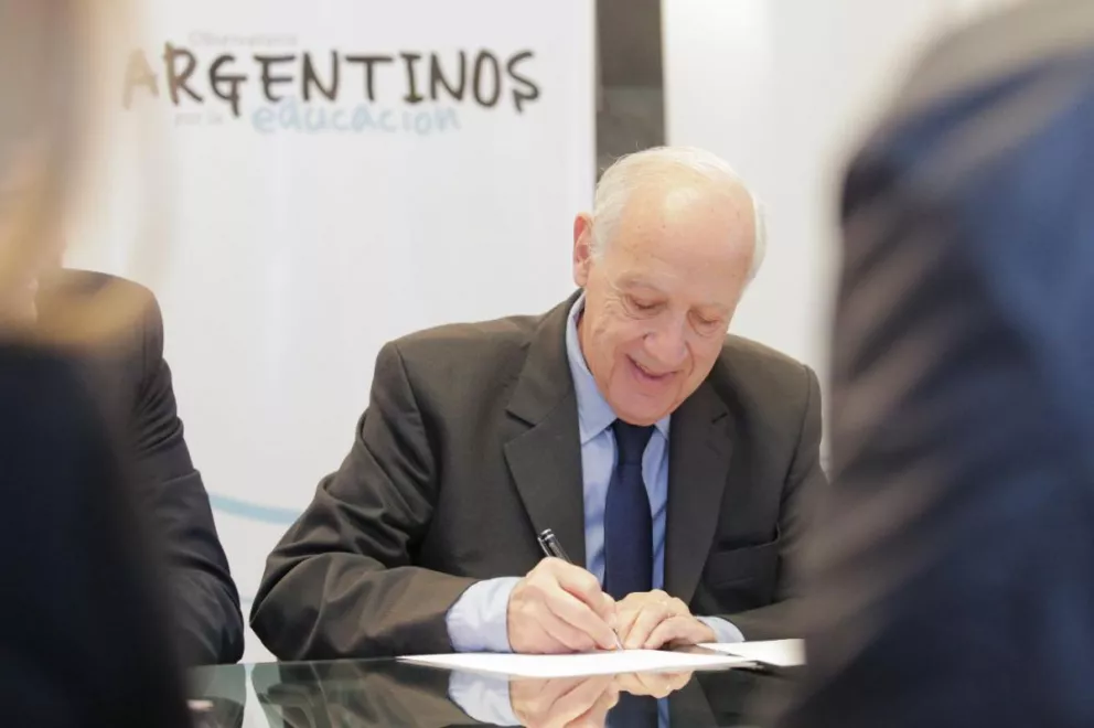 Roberto Lavagna firmó el compromiso del Observatorio Argentinos por la Educación