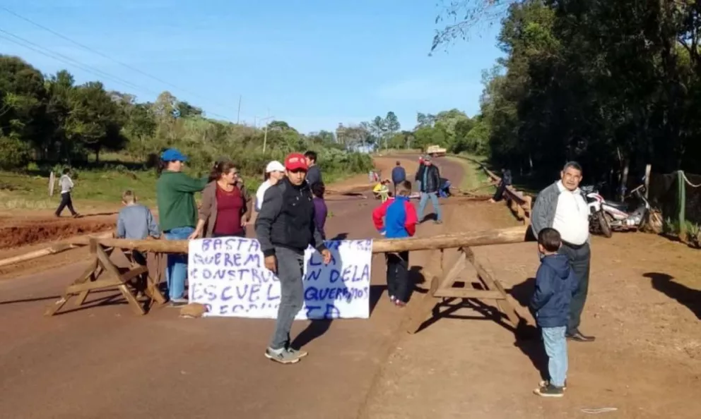 Vecinos cortan la ruta provincial 20 en Pozo Azul 