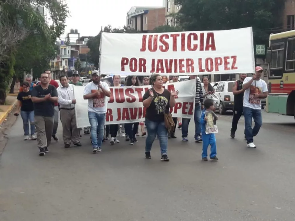 Marcha de amigos y familiares de Javier López en Eldorado
