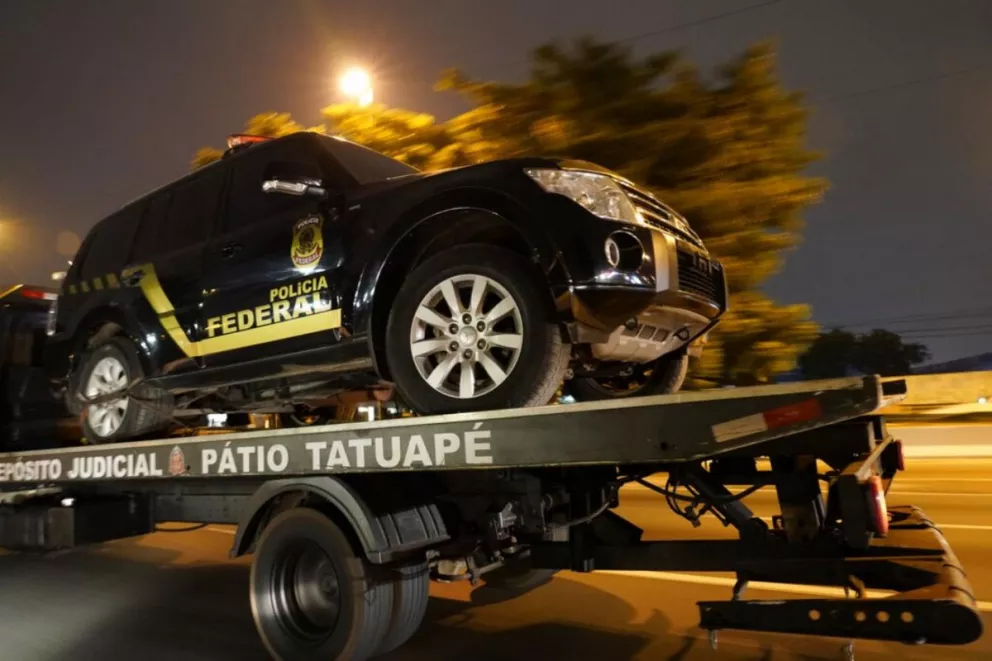 Una camioneta falsa de la Policía Federal de Brasil, que fue usada para el robo en el aeropuerto de San Pablo