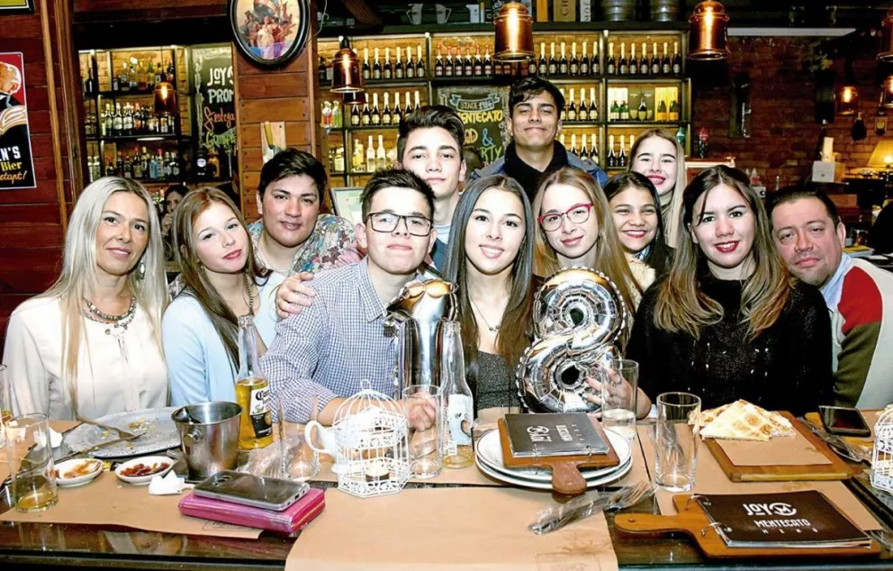 Martina Zaccone (al centro) festejó sus 18 junto a sus seres queridos.