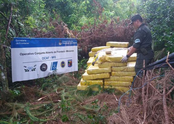 Algunos paquetes de droga tenían adherido un rastreador que marcaba el sitio exacto de acopio. Algunos paquetes de droga tenían adherido un rastreador que marcaba el sitio exacto de acopio.
