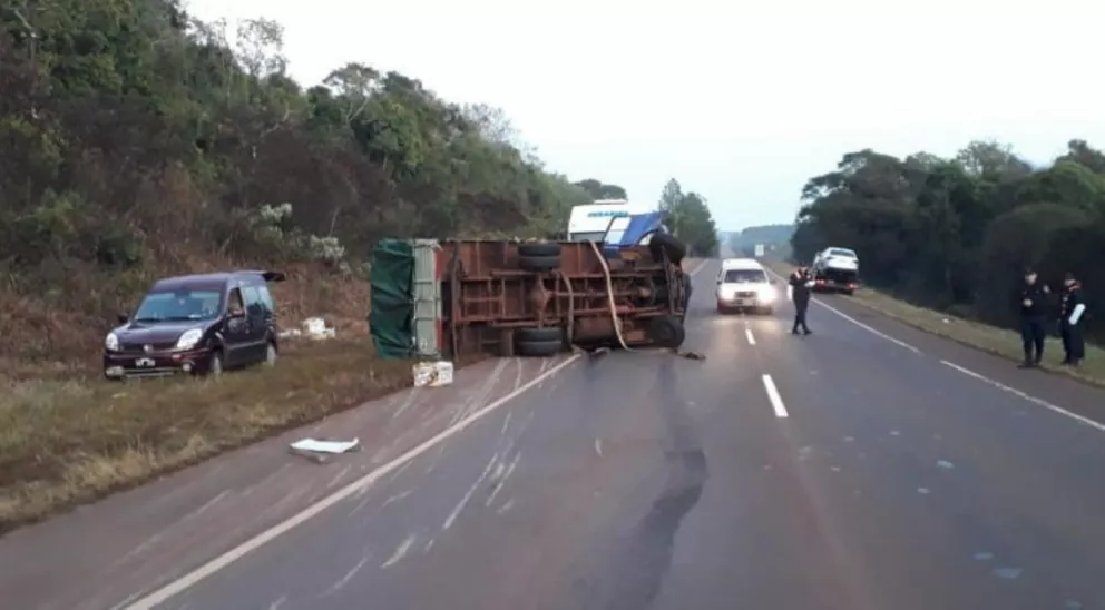 Oberá: despistó camión cargado de bananas 