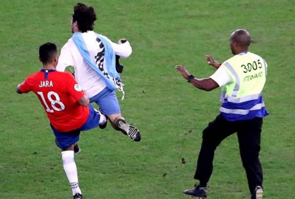Copa América: Jara le pegó una patada a un hincha argentino que invadió la cancha Copa América: Jara le pegó una patada a un hincha argentino que invadió la cancha